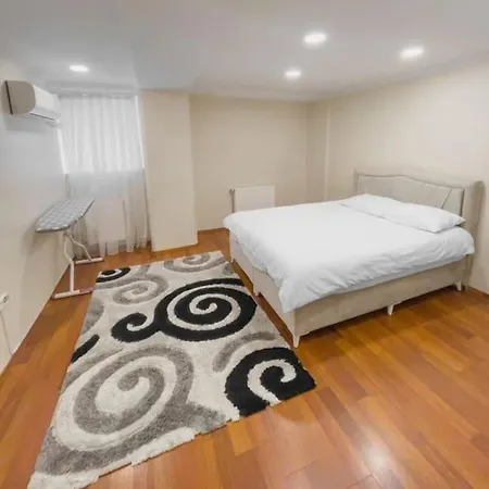 Ground Floor In A Quiet Area 17 Апартаменты *